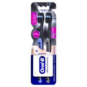 ESCOVA DE DENTE ORAL B INDICATOR BLACK SENSITIVE COM CARVÃO 2 UNIDADES